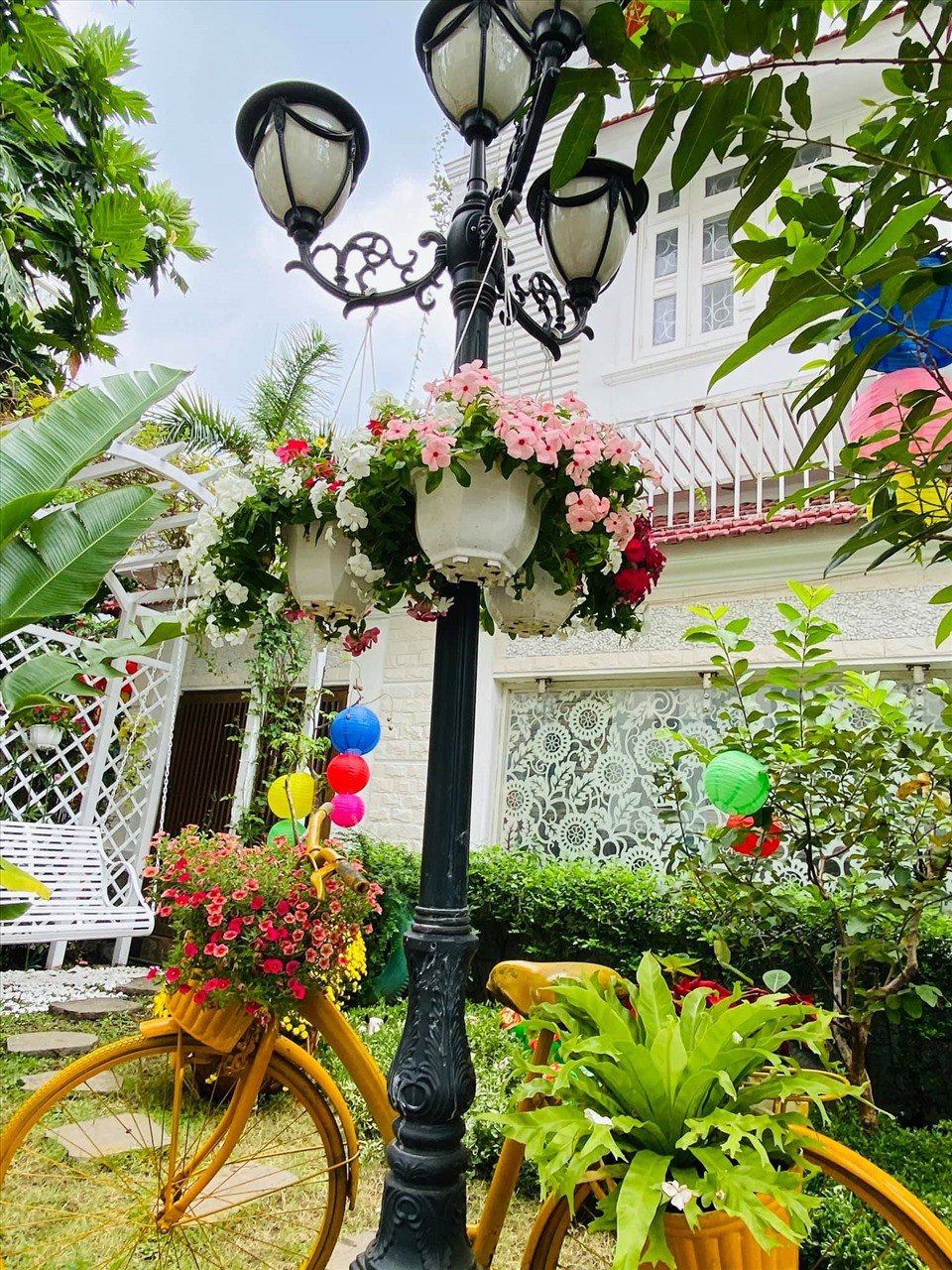 Ở lối vào nhà, nữ ca sĩ bài trí không gian nên thơ.