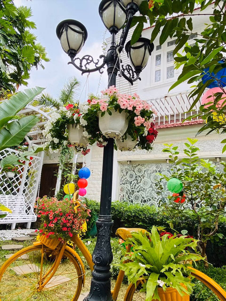 Ở lối vào nhà, nữ ca sĩ bài trí không gian nên thơ.