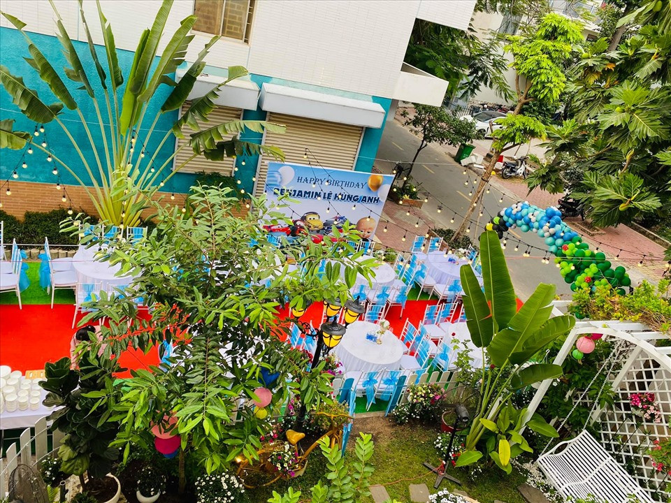 Mặc dù vô cùng bận rộn với công việc kinh doanh và chăm sóc gia đình nhưng Vy Oanh vẫn tranh thủ dành thời gian để chăm sóc và trang trí cho góc vườn nhà mình.