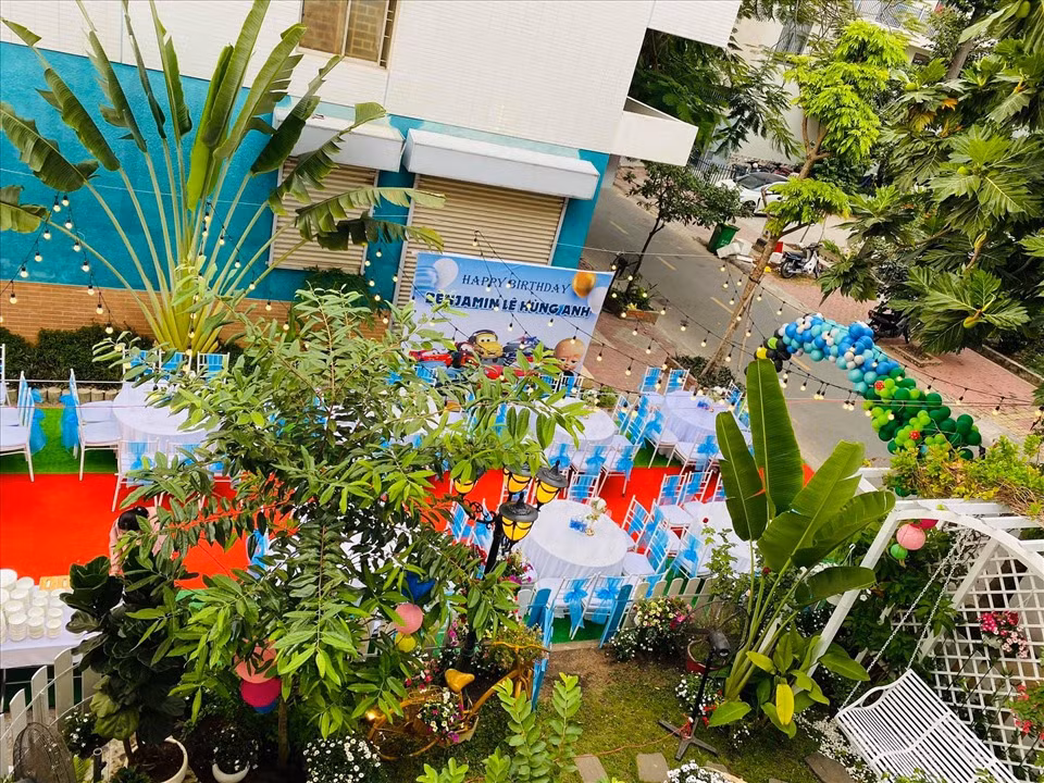 Mặc dù vô cùng bận rộn với công việc kinh doanh và chăm sóc gia đình nhưng Vy Oanh vẫn tranh thủ dành thời gian để chăm sóc và trang trí cho góc vườn nhà mình.