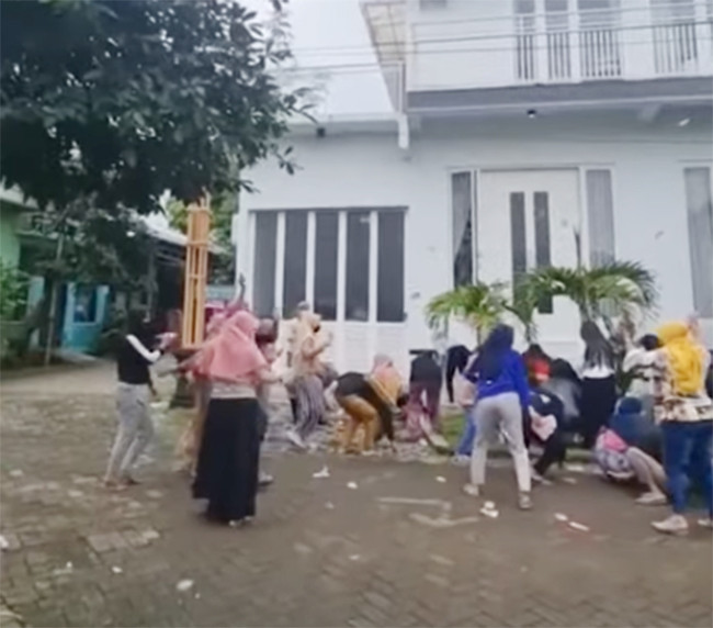 Nu dai gia rai “mua tien” hang tram trieu tu tang 3, nhan vien xum lai nhat-Hinh-3