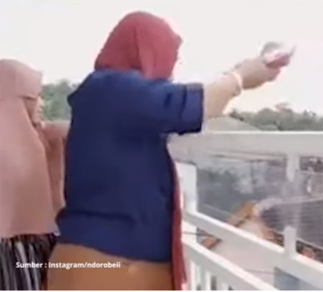 Nu dai gia rai “mua tien” hang tram trieu tu tang 3, nhan vien xum lai nhat