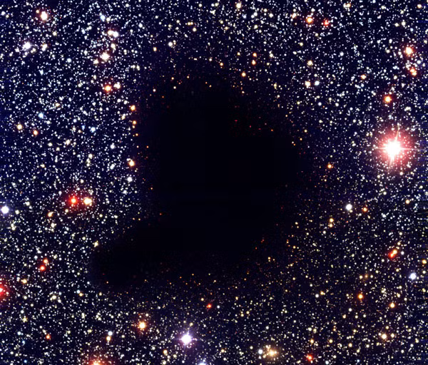 Hố đen siêu khổng lồ bị tống ra khỏi thiên hà. Đó được coi là hiện tượng bất thường xảy ra trong vũ trụ, các chuyên gia đã tìm ra chứng cứ cho thấy hố đen siêu khổng lồ bị "tống khỏi" thiên hà CID-42 với vận tốc hàng triệu km/h. Chuyện một siêu hố đen có khối lượng gấp hàng triệu lần Mặt trời di chuyển đã là điều hết sức khó tin, và việc nó bị tống khỏi thiên hà với vận tốc kinh khủng lại là một chuyện khó tin hơn nữa.