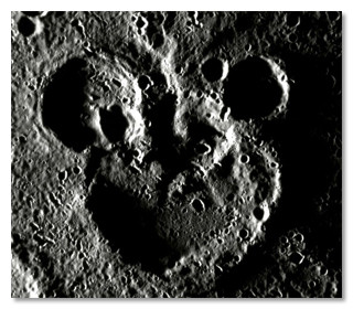 Biểu tượng chuột Mickey được tìm thấy ở mặt bên của sao Thủy.