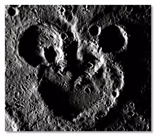 Biểu tượng chuột Mickey được tìm thấy ở mặt bên của sao Thủy.