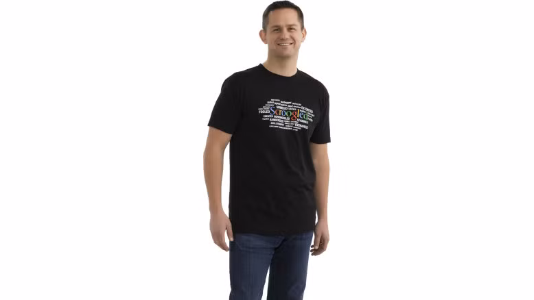 Chiếc áo phông Scroogled có in 20 từ biểu thị việc Google đang xâm phạm quyền riêng tư người dùng.