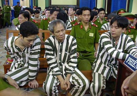 Trùm “xã hội đen” Năm Cam (giữa) tại phiên tòa xét xử.