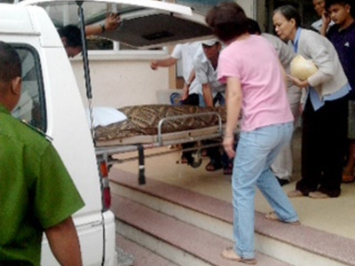 Người nhà đưa thi thể cụ ông về.