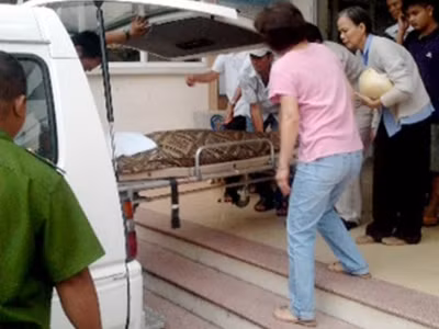 Người nhà đưa thi thể cụ ông về.