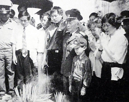 Đại tướng và gia đình trong một lần về viếng mộ song thân.