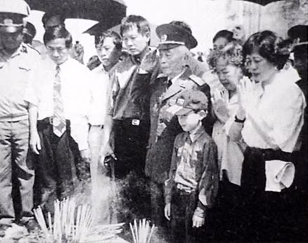 Đại tướng và gia đình trong một lần về viếng mộ song thân.