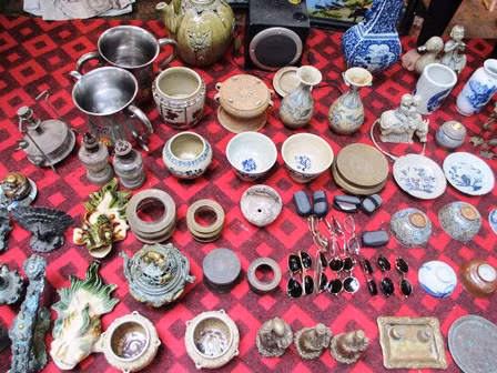 Hàng hóa được bày trực tiếp trên mặt sân. Ảnh: Gia Huy