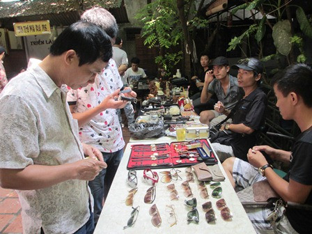 Chợ phiên đồ "xưa" sáng thứ 7 hàng tuần. Ảnh: Gia Huy