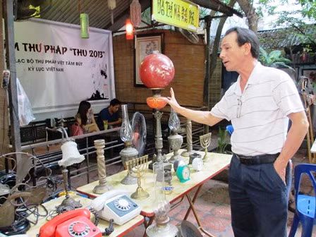 Chiếc đèn pha lê xuất xứ Pháp được người bán hàng phát giá 20 triệu đồng. Ảnh: Gia Huy.