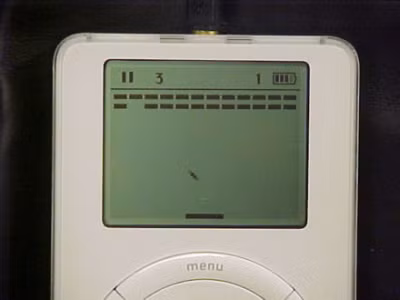 Trò game bí mật trên iPod. iPod phiên bản đầu tiên có một trò chơi bí mật, sử dụng mã hóa để mở. Bạn có thể vào mục About, giữ phím giữa khoảng 3 giây và màn hình sẽ hiện ra trò chơi Breakout, bạn có thể vừa nghe nhạc vừa chơi game. Breakout, trò chơi ẩn mình này rất đáng chú ý trong lịch sử của Apple vì nó là một sản phẩm mà cả Steve Jobs và Steve Wozniak làm việc cùng nhau.