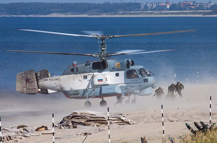 Trực thăng Ka-27PS chở quân đổ bộ.