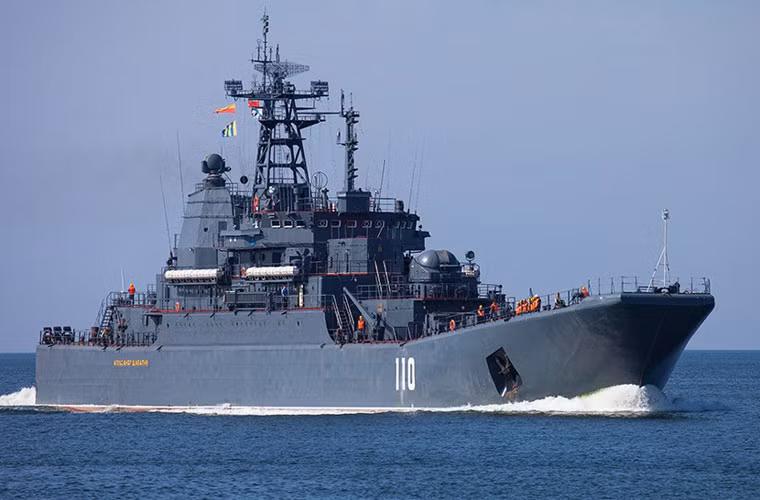 Tàu đổ bộ lớn Project 775 thuộc Lữ đoàn đổ bộ 71 Sao đỏ đang chở theo xe thiết giáp và binh sĩ tiếp cận bờ.