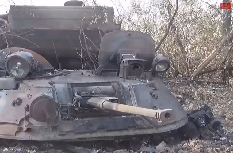 Tháp pháo bay xuống nằm dưới đất.