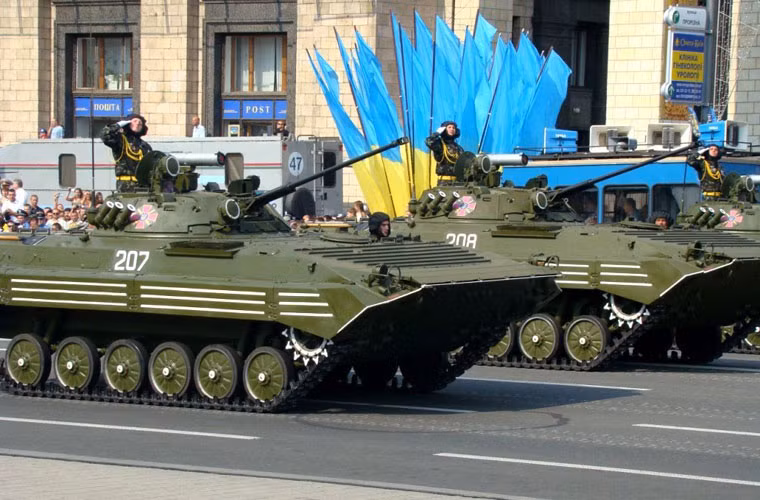 BMP-2 là thế hệ 2 của dòng xe chiến đấu bộ binh lội nước do Kurganmashzavod (Nga) sản xuất. Đây được xem là một trong những dòng xe chiến đấu bộ binh đáng gờm trên thế giới khi có hỏa lực mạnh (pháo tự động 30mm và tên lửa chống tăng tầm xa) cùng khả năng chở lính trên chiến trường tốt, cơ động cao. Hiện nay, Quân đội Ukraine duy trì số lượng lớn BMP-2 (lên tới 1.400 chiếc) và đã đưa vào sử dụng trong các chiến dịch quân sự ở miền đông.