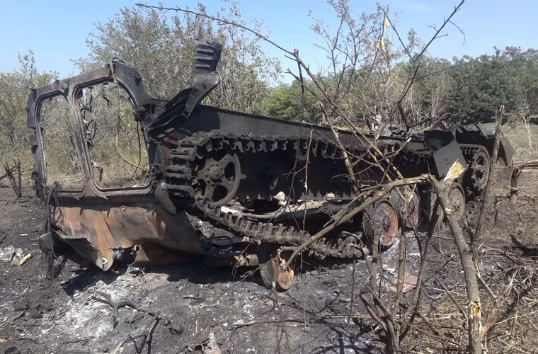 Chiếc này rõ ràng bị trúng “mưa đá” BM-21 Grad khi không gian xung quanh nó cũng bị đốt cháy đen.