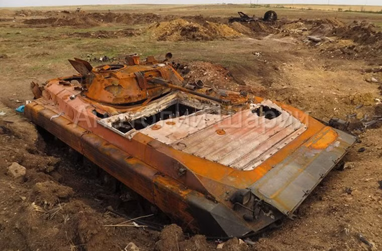 Theo một số nguồn tin thì hỏa lực hủy diệt thiết giáp – xe tăng Ukraine chủ yếu là pháo phản lực BM-21 Grad của quân ly khai. Quả thực, với vỏ giáp mỏng của BMP-2 thì nó khó chống chịu trước “cơn mưa đá lửa” của BM-21 Grad.