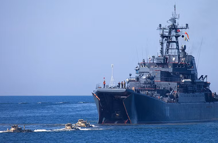 “Mồm thép” Project 775 được mở ra để đội hình thiết giáp BTR-82A tiến công địch.