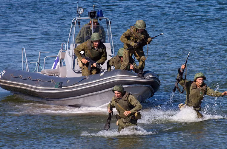 Một bộ phận thì được các xuồng máy cao tốc đưa vào bờ.