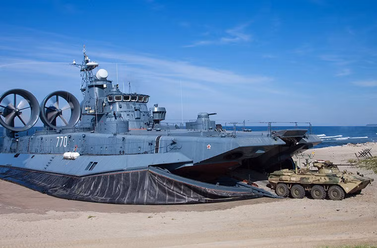 …và mở “mồm” ra để thiết giáp chở quân cùng hải quân đánh bộ đánh chiếm bờ biển.