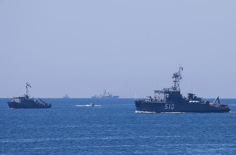 Trong ảnh là các tàu quét mìn, tàu hộ vệ tên lửa đang làm nhiệm vụ bảo vệ đội tàu đổ bộ chuẩn bị cho cuộc tấn công đánh chiếm bờ biển.