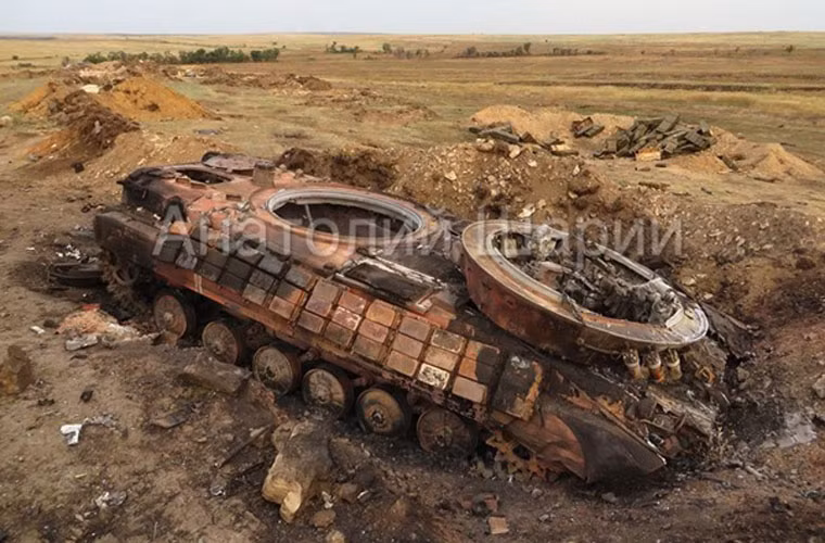 Một chiếc BMP-2 được trang bị giáp phản ứng nổ ở 2 hông xe bị bắn bật tung tháp pháo.