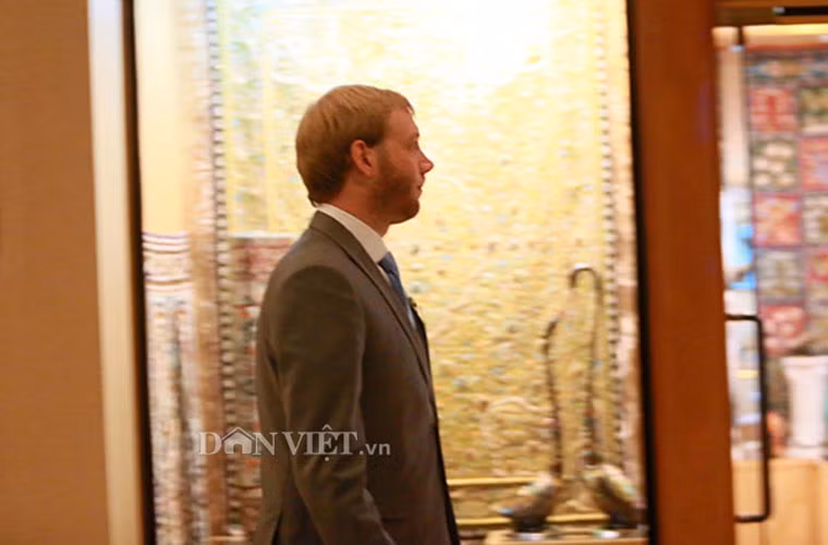 Chú rể hồi hộp chờ đợi.