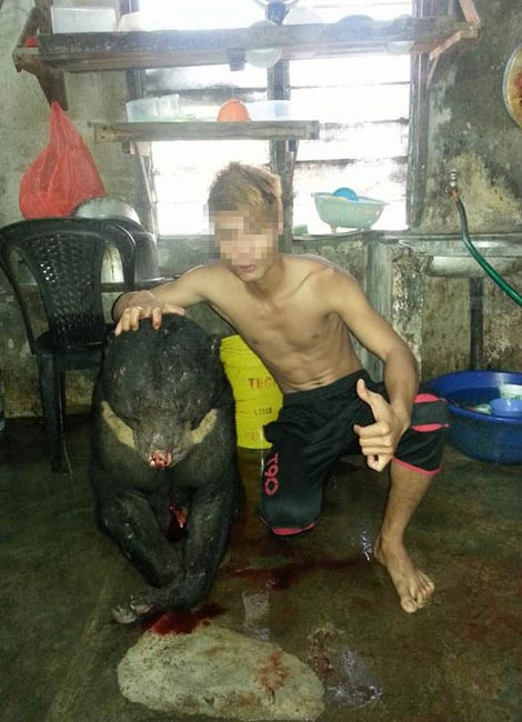 Hình ảnh nam thanh niên "khoe" chiến tích giết gấu trên Facebook.