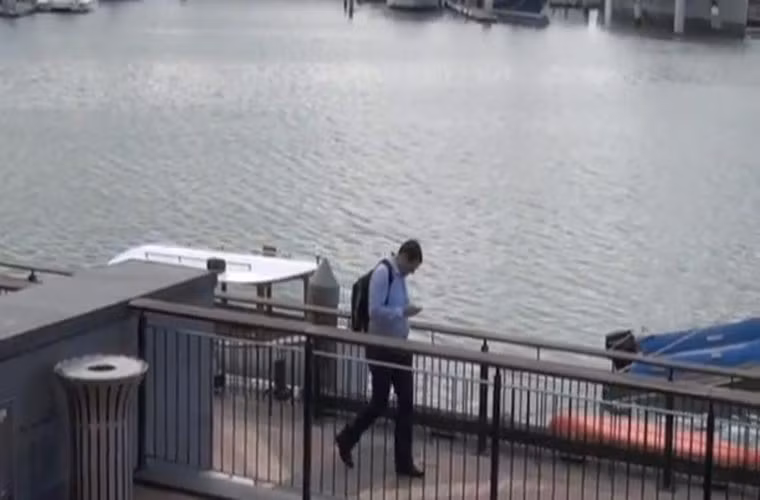 Điện thoại ngăn vừa đi vừa nhắn tin. Công ty cung cấp điện thoại Nhật Bản DoCoMo đã giới thiệu những chiếc điện thoại Android với chế độ an toàn. Chế độ này sẽ tự động khóa điện thoại nếu bạn cố gắng sử dụng nó trong khi đang đi bộ.