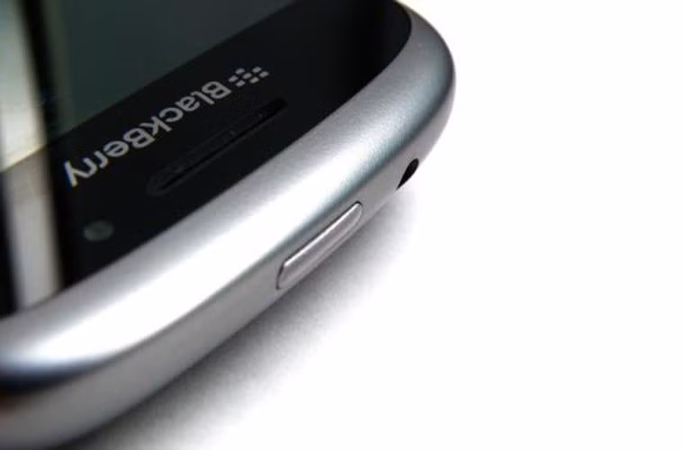 Đồng sáng lập BlackBerry buông tay. Nhà đồng sáng lập của thương hiệu điện thoại Canada nổi tiếng này Mike Lazaridis cho biết ông không có ý định tham gia các cuộc đấu thầu nhằm mua lại “đứa con cưng” một thời của mình.