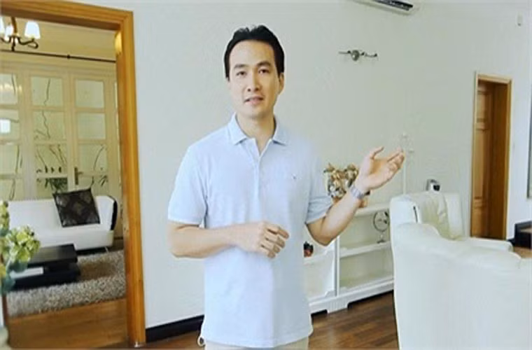 Chi Bảo bên ngôi biệt thự trong Thành phố Hồ Chí Minh. Ngôi nhà được thiết kế tiện nghi, với không gian rộng rãi là nơi anh và gia đình có những phút giây hạnh phúc sau một ngày làm việc vất vả.