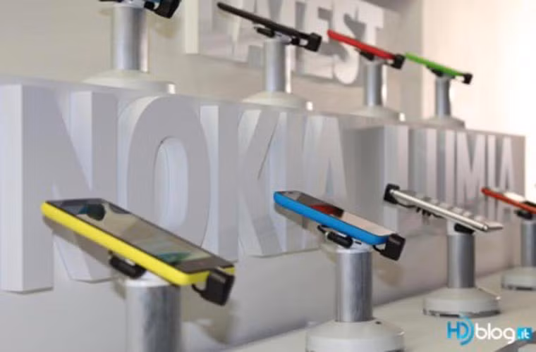 Nokia chuẩn bị ra mắt sản phẩm mới. Sản phẩm mới có mã RM-977, đơn SIM, màn hình cảm ứng 4,5 inch. Sản phẩm này được đưa từ Phần Lan sang Ấn Độ để thử nghiệm và đánh giá giá trị.