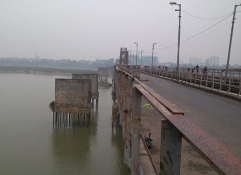 Cầu Long Biên nơi cô gái nhảy sông tự tử.