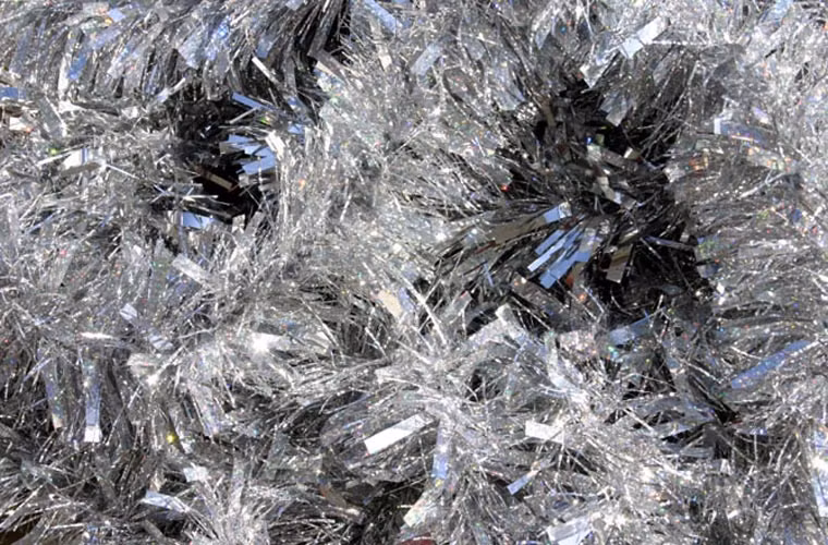 Kim tuyến. Vào thế kỷ 17, những băng kim tuyến được làm từ bạc thật và nó chỉ được kéo thành những dải mảnh, không như những sợi kim tuyến hiện giờ. Và kim tuyến hồi đó rất đắt. Nhiều công ty chuyển sang chì, một chất rất độc hại và đã bị cấm vào đầu những năm 60. Ngày nay, nhờ có công nghệ tạo nhôm và nilon giá rẻ mà những dải kim tuyến đã trở nên rẻ hơn, góp phần tô điểm cho mọi không gian trong dịp Giáng sinh.