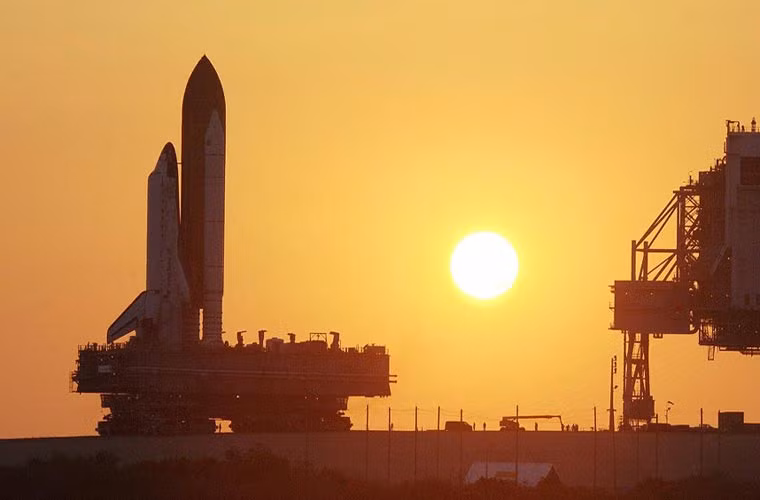 Tàu Discovery với bể nhiên liệu và 2 động cơ đẩy tên lửa đang được chuyển tới bệ phóng 39B tại Trung tâm không gian Kenedy, tháng 5/2006.