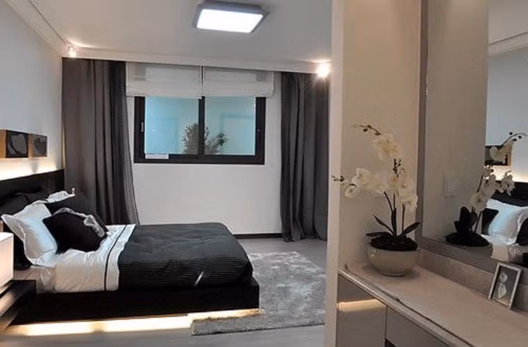 Căn hộ của anh tại Hà Nội có giá tới 5 tỷ, gồm 4 phòng ngủ, một phòng khách và một bếp với tông màu chủ đạo là màu xám sang trọng.