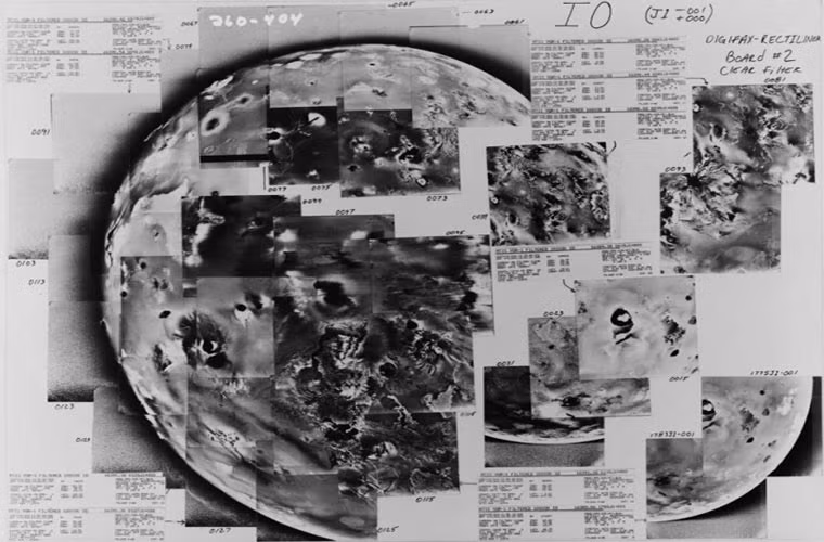 Ganymede, mặt trăng lớn nhất của sao Mộc được chụp lại từ tàu Voyager 2 năm 1979.