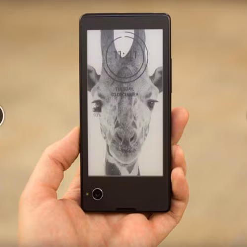 YotaPhone thế hệ 2 sẽ ra mắt cuối năm 2014. Phiên bản đầu tiên của chiếc điện thoại 2 màn hình: LCD một bên, màn hình đen trắng một bên vừa mới ra mắt tại thị trường Nga, nhưng theo công ty Yota Devices, nơi sản xuất YotaPhone, họ đã chuẩn bị cho kế hoạch ra mắt Yota Phone thế hệ 2 vào cuối năm 2014.