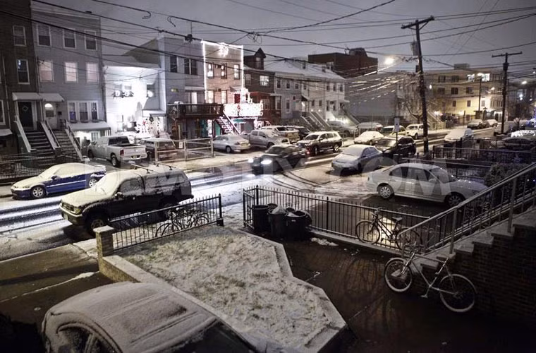 Đặt hàng Moto X và G bị trễ do bão tuyết. Một số khách hàng đặt hàng mua Moto G và X đã phàn nàn về việc đặt hàng của mình bị đến trễ, hoặc thời gian gioa hàng bị kéo dài hơn. Nguyên nhân là nơi đặt nhà máy của Motorola đang hứng chịu một trận bão tuyết rất mạnh trong suốt tuần qua, và điều này dẫn tới những sự chậm trễ không tránh khỏi.