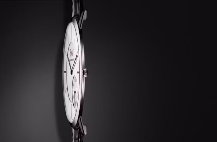 Xuất hiện điện thoại cơ mỏng nhất thế giới. Piaget, nhà sản xuất đồng hộ siêu mỏng trên thế giới mới giới thiệu chiếc đồng hồ Altiplano 900P, chiếc đồng hồ cơ mỏng nhất thế giới. Nó chỉ dày 3,65mm. Hiện đồng hồ được bán với giá 20.000 USD.