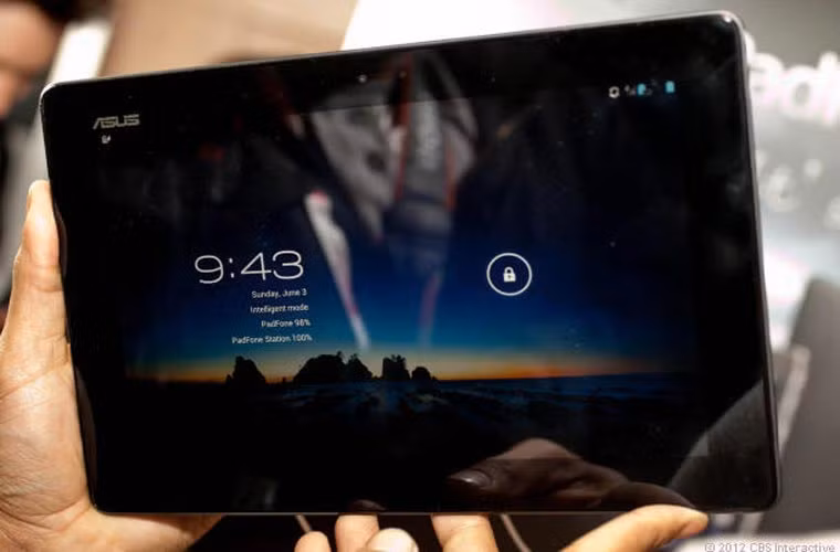 Điện thoại kiêm máy tính bảng Asus PadFone Infinity sắp lên kệ tại Mỹ. Trang mạng Engaget cho biết chiếc điện thoại có thể biến thành máy tính bảng này sẽ được bán tại Mỹ vào năm sau, trong khi một phiên bản mini của loại máy này đã được bán tại Đài Loan.