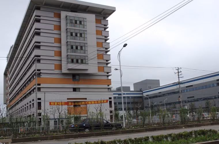 Apple lại bị mang tiếng. Công ty Pegatron, nơi chuyên sản xuất iPhone 5C cho Apple đang bị giám sát sau khi một vài nhân viên của công ty bị chết. Nguyên nhân được cho là điều kiện làm việc quá khắc nghiệt. Hiện công ty này đang bị buộc tội vì vi phạm các điều kiện an toàn, mức sống thấp và nhiều vi phạm luật lao động khác.