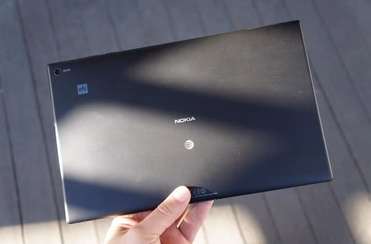 Nokia có thể dừng sản xuất máy tính bảng 2020 Lumia 8,3 inch. Theo một nguồn tin thân cận với Nokia, chiếc máy tính bảng 8,3 inch này sẽ bị ngừng sản xuất. Tuy nguyên nhân của sự việc không được tiết lộ nhưng có lẽ Nokia đang bận rộn với việc Microsoft chuẩn bị thâu tóm bộ phận dịch vụ và thiết bị của mình vào đầu năm 2014.