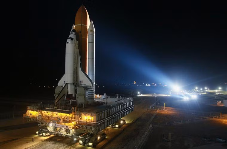 Tàu Discovery đang được chuyển tới bệ phóng.