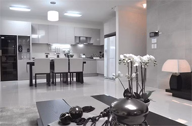 Phòng bếp liên thông phòng khách. Khoảng trống giữa 2 không gian này đủ rộng để gia đình sinh hoạt thoải mái.