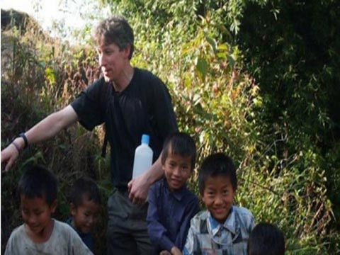 Ông Jamie Taggart chụp hình cùng các trẻ em Việt Nam. Ông được cho là mất tích từ ngày 30-11 khi đang thám hiểm thực vật ở ở vùng miền núi phía bắc Việt Nam. Ảnh: Herald Scotland.